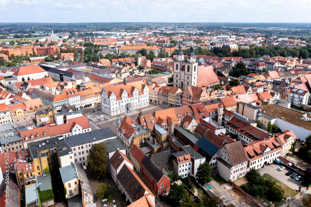 historischen Stadtkirche, Blick über den Marktplatz und Fachwerkhäuser zur Schlosskirche, Lutherstadt Wittenberg, Sachsen-Anhalt, Deutschland