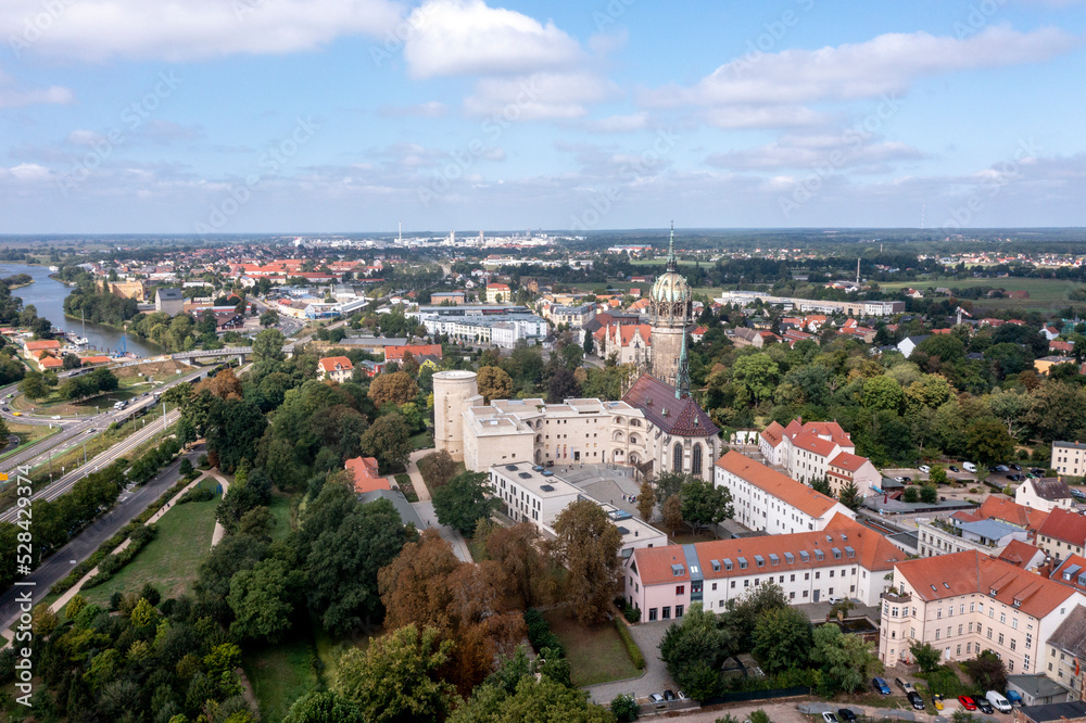 historischen Schlosskirche und Schlossturm, weiter Blick ins Umland und auf die Elbe, Lutherstadt Wittenberg, Sachsen-Anhalt, Deutschland