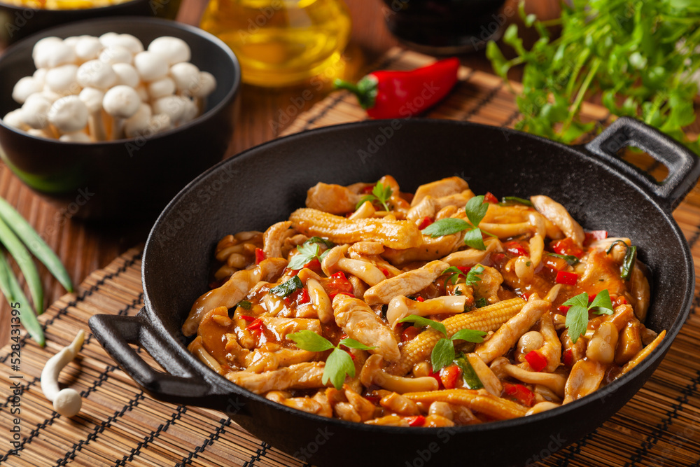 Traditional noodles with shimeji mushrooms and chicken. Prepared in a wok. Traditional noodles with shimeji mushrooms and chicken. Prepared in a wok.