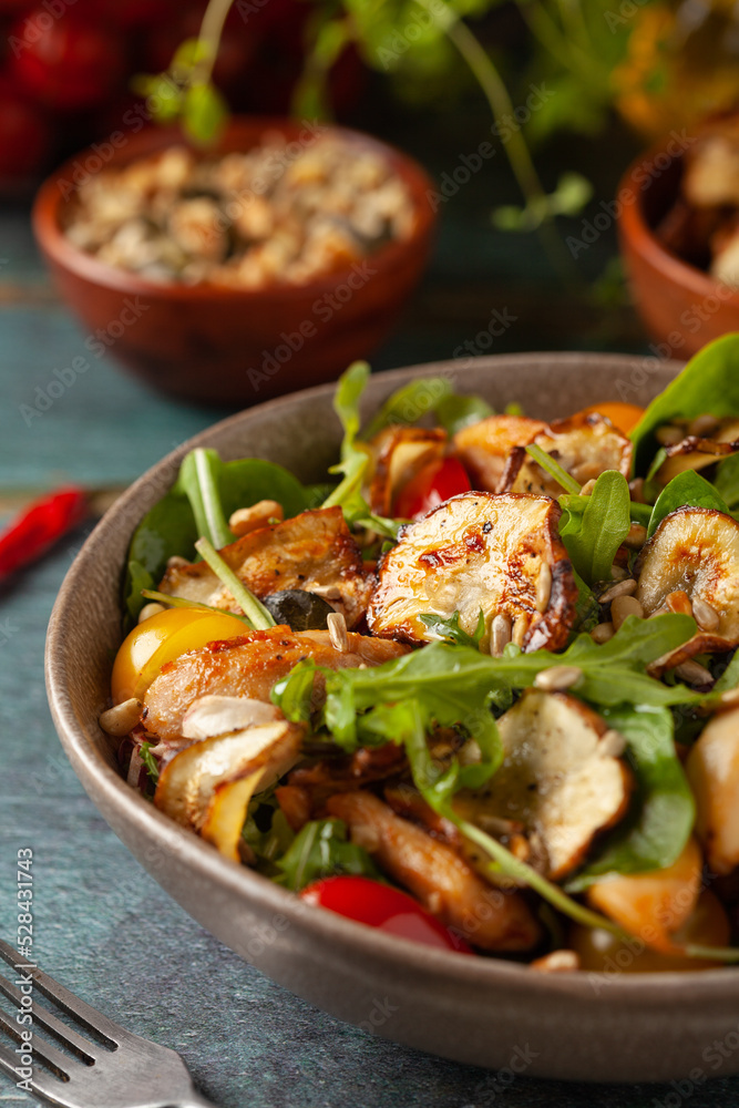Chicken salad with topinamburu crisps. Chicken salad with topinamburu crisps.