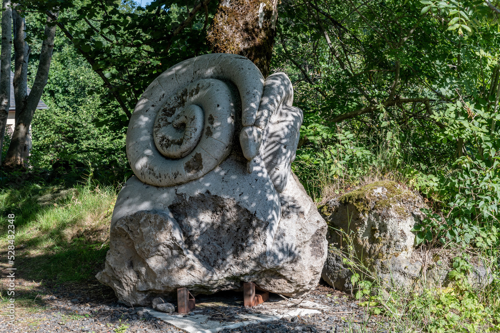 Sculpture de pierre en forme d'escargot au bord du chemin de randonnée de besse le lac pavin à l'entrée d'une maison du puy de dôme Sculpture de pierre en forme d'escargot au bord du chemin de randonnée de besse le lac pavin à l'entrée d'une maison du puy de dôme