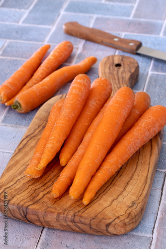 tas de carottes crues en gros plan