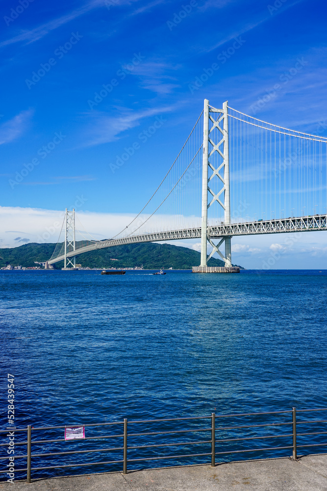 Fototapeta premium アジュール舞子から望む明石海峡大橋（兵庫県神戸市）