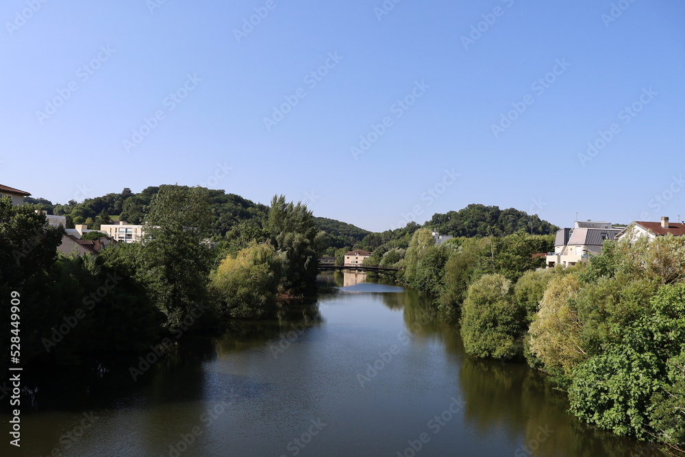 La rivière l'Isle dans Périgueux, ville de Périgueux, département de la Dordogne, France
