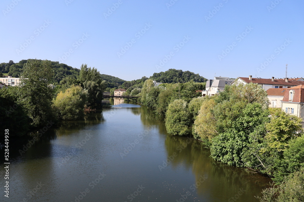 La rivière l'Isle dans Périgueux, ville de Périgueux, département de la Dordogne, France