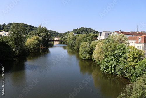 La rivière l'Isle dans Périgueux, ville de Périgueux, département de la Dordogne, France © ERIC