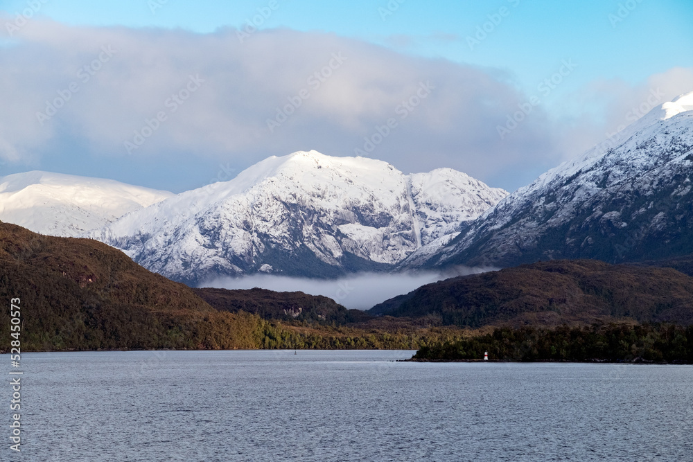 Paysage de montagnes l'hiver en Patagonie vu de l'Océan Pacifique