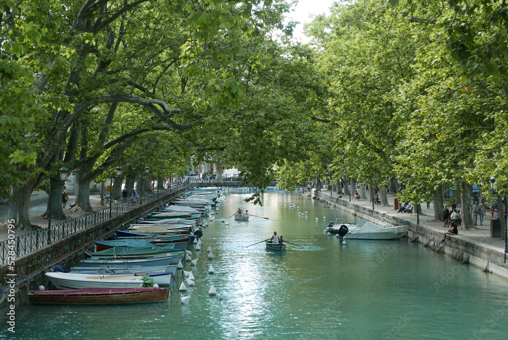 Barques sur le Canal du Vassé, vue depuis le Pont des Amours à Annecy Barques sur le Canal du Vassé, vue depuis le Pont des Amours à Annecy