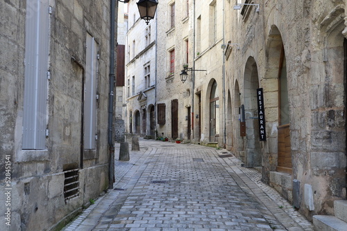 Rue typique, ville de Périgueux, département de la Dordogne, France
