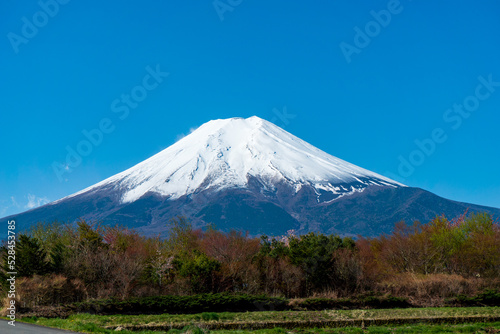 山梨県富士吉田市から見える,青空と富士山