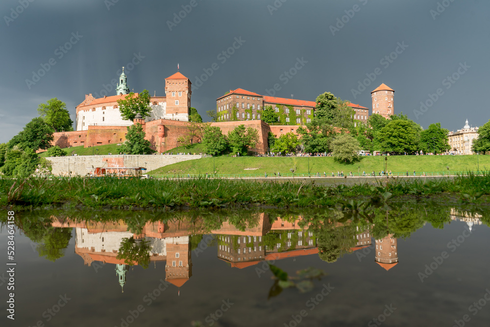 Fototapeta premium Wawel castle and its water reflection before the rain