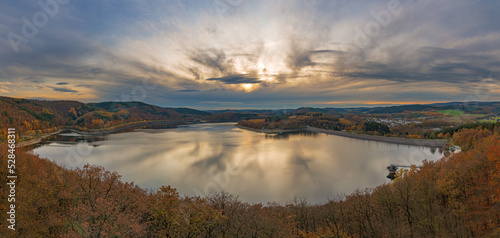 Biggesee vom Aussichtspunkt Biggeblick und die umliegenden Wälder im Herbst bei Sonnenuntergang © thorstenstark