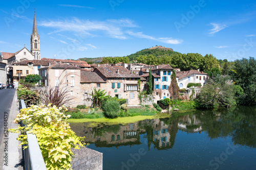 Vue sur Saint-Antonin-Noble-Val depuis le Pont de Saint Antonin, gorges de l'Aveyron, Tarn et Garonne, Occitanie, France