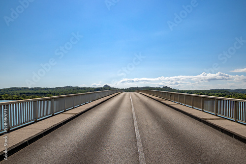 vue d'une route sur un pont