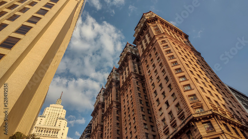 Linda vista vertical do Edifício Matinelli e Altino Arantes, em um dia ensolarado com céu azul ao fundo e nuvens, Centro Histórico, São Paulo, Brasil photo