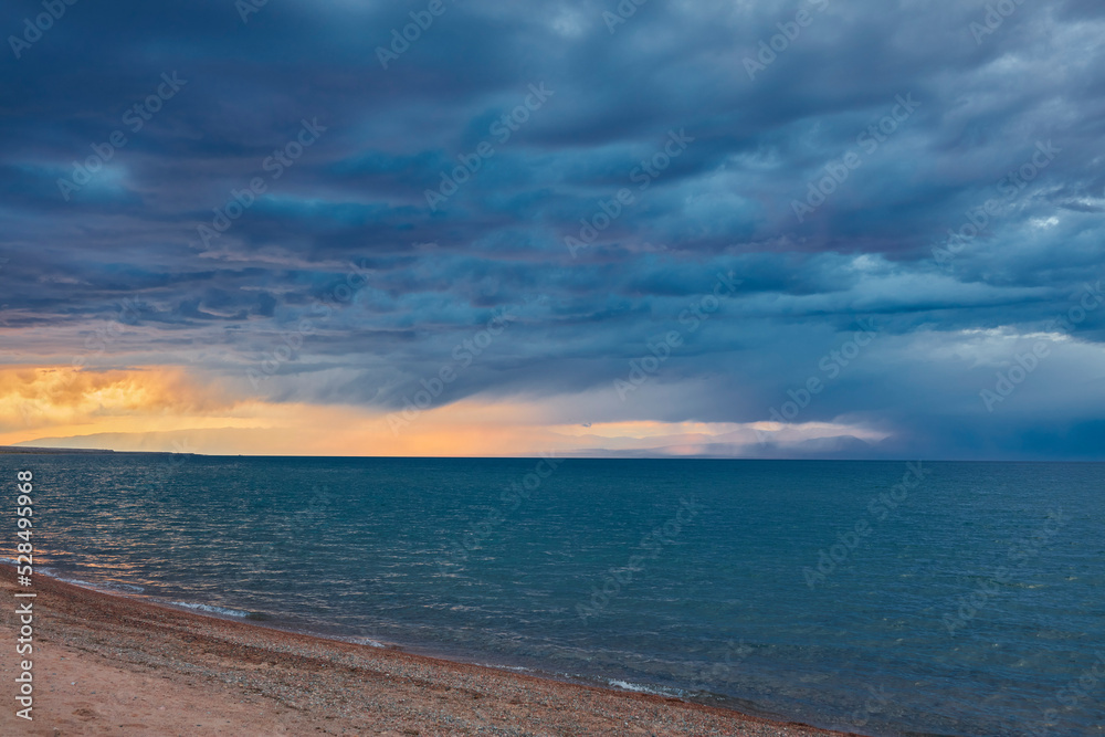 Obraz premium Sunset over Issyk Kul Lake
