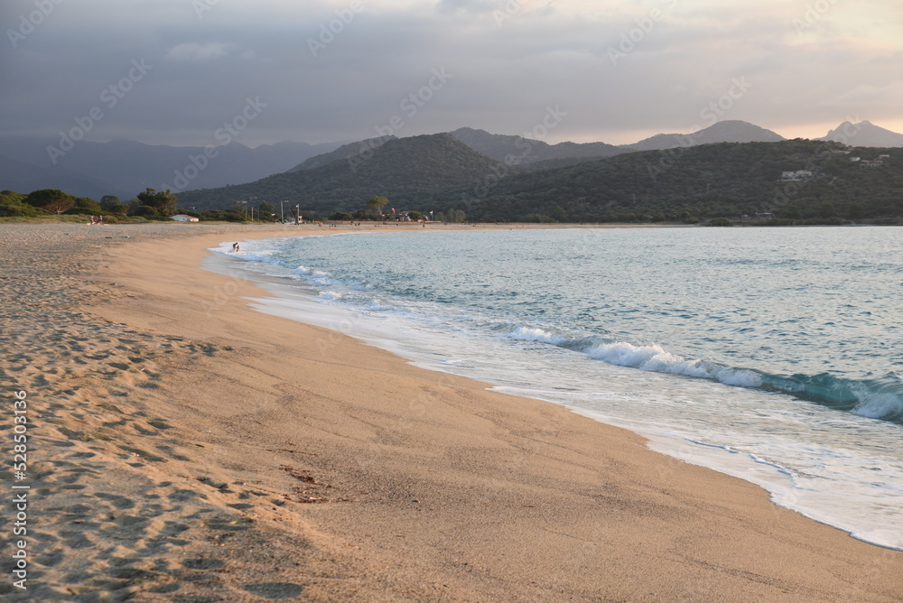 Ciel orageux sur la plage de Lozari. Corse Ciel orageux sur la plage de Lozari. Corse