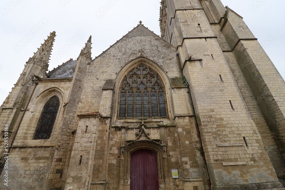 L'église Notre Dame de l'Assomption, vue de l'extérieur, ville de Fontenay Le Comte, département de la Vendée, France