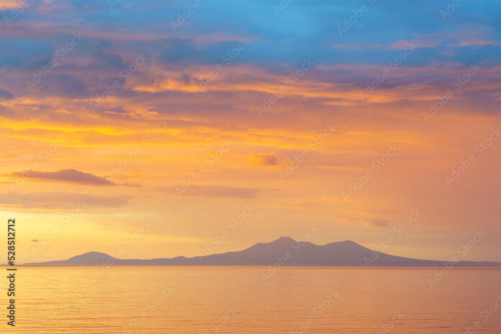 Naklejka premium 北方領土 国後島 羅臼からの朝焼け