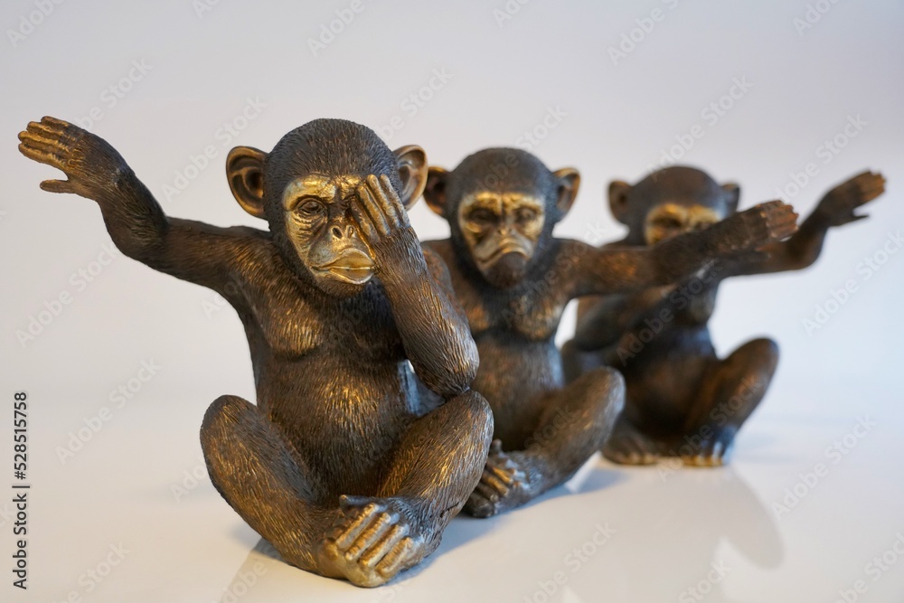 le tre scimmiette sagge al contrario 