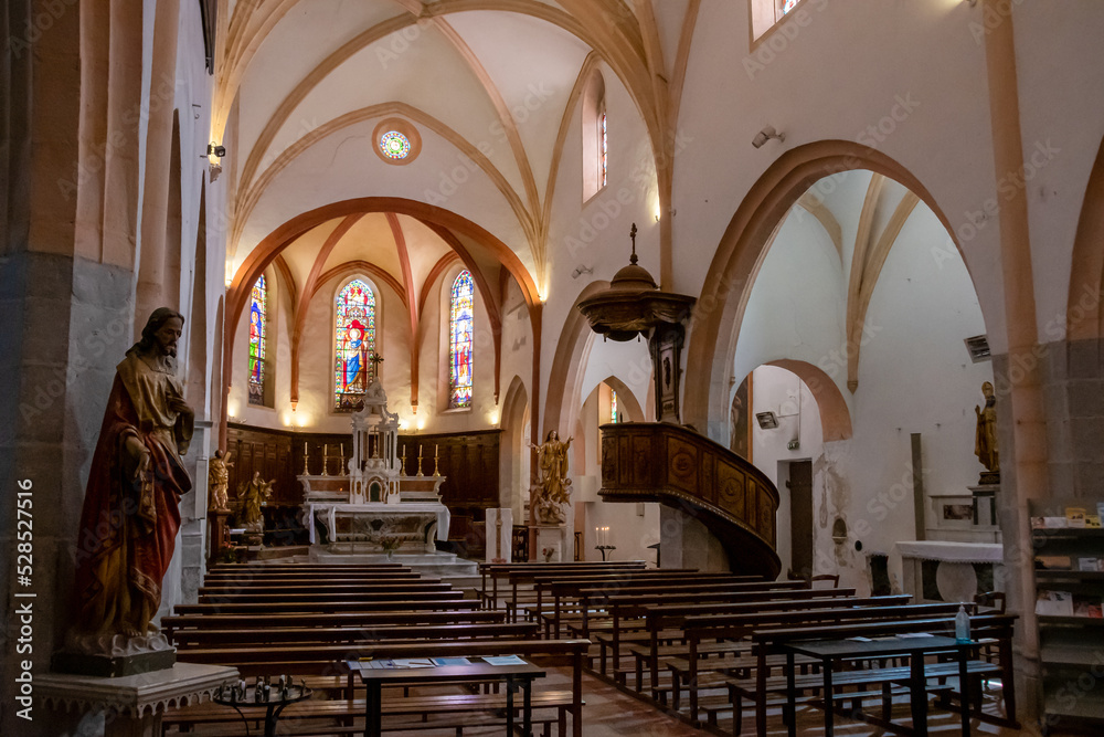 Intérieur de l'église Saint-André de La-Cadière-d'Azur, France, village situé dans le département du Var, en région Provence-Alpes-Côte-d'Azur