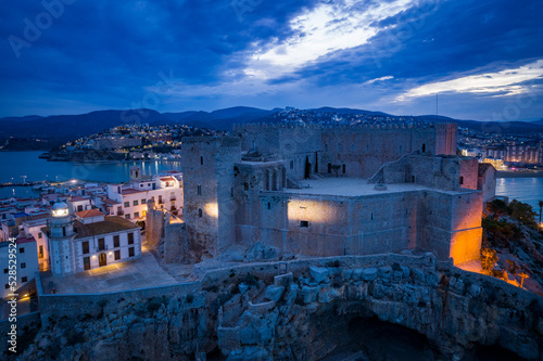 Vista aérea del castillo de Peñíscola y su faro durante la hora azul.