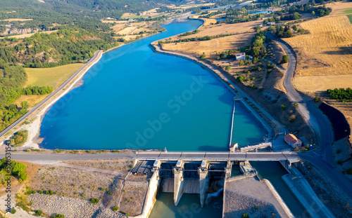 Vue aérienne du barrage hydraulique de Saint-Sauveur, sur la rivière Buëch, dans le département français des Hautes-Alpes.. Ce barrage est situé dans les communes de Méreuil et Le Bersac, France photo