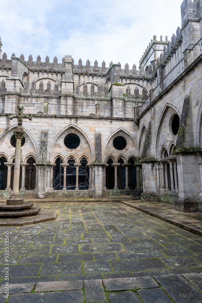 Fototapeta premium Cloister of the Porto Cathedral, with the interior corridors and its windows on a cloudy day.
