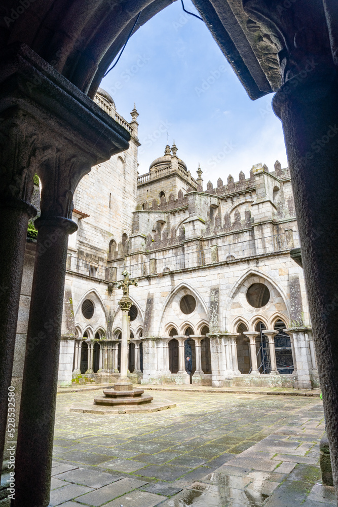 Cloister of the Porto Cathedral, with the interior corridors and its windows on a cloudy day.
