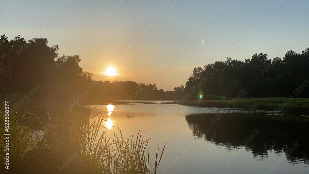 Obraz premium sunrise over the lake