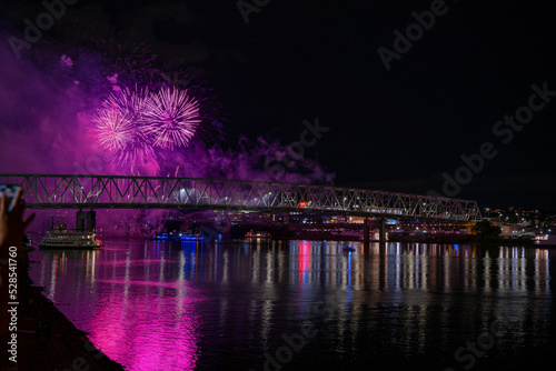 fuegos pirotécnicos en los puentes de Cincinnati, Ohio labor day