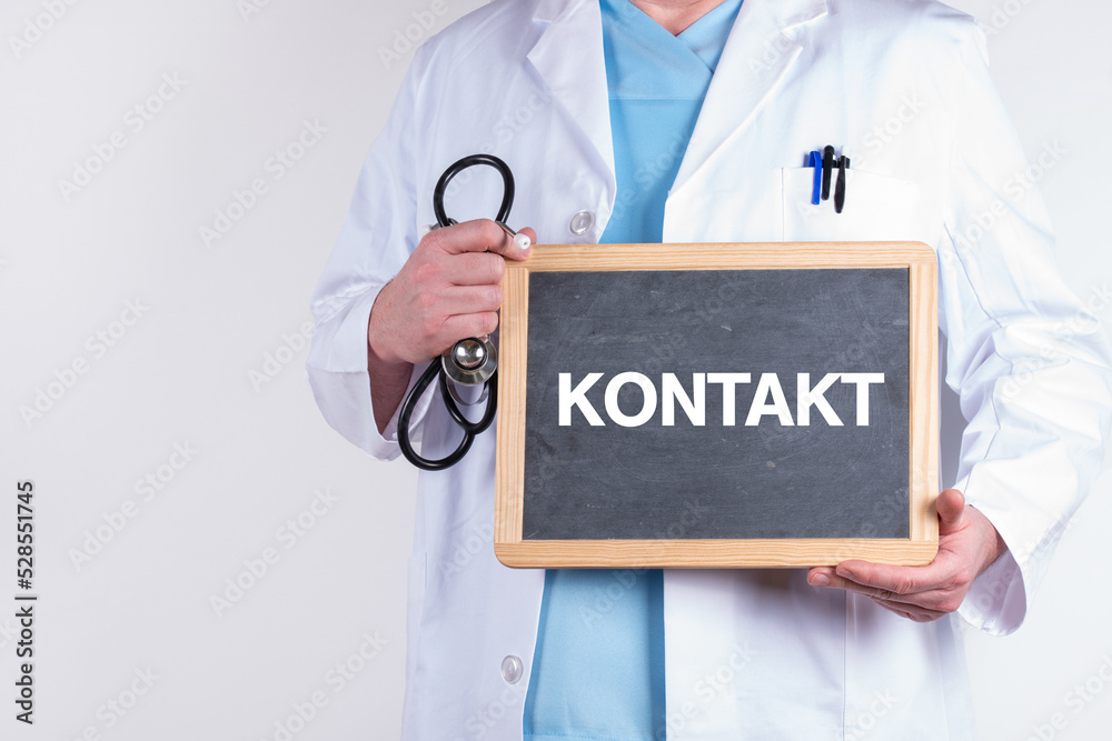 Arzt mit einer Tafel auf der KONTAKT steht Arzt mit einer Tafel auf der KONTAKT steht