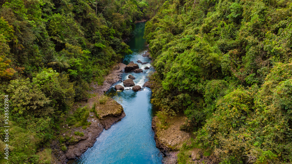 Cachoeira da Fumaça em Nova Ponte, Minas Gerais, Brasil, leito do rio após a queda e as nuvens refletindo na água Cachoeira da Fumaça em Nova Ponte, Minas Gerais, Brasil, leito do rio após a queda e as nuvens refletindo na água