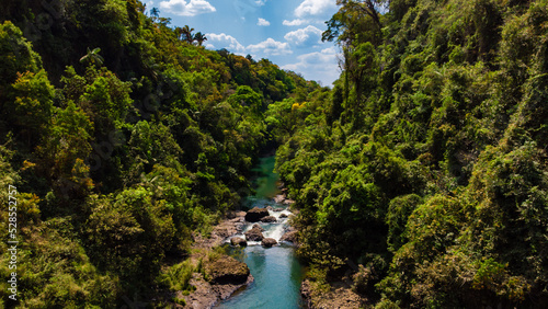 Cachoeira da Fumaça em Nova Ponte, Minas Gerais, Brasil, leito do rio após a queda e as nuvens refletindo na água