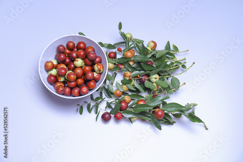 Giuggiole frutti e foglie, bacca commestibile dal sapore dolce.