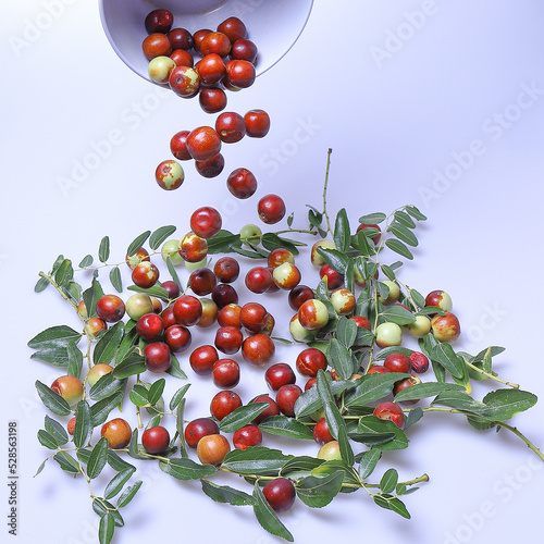Giuggiole frutti e foglie, bacca commestibile dal sapore dolce.
