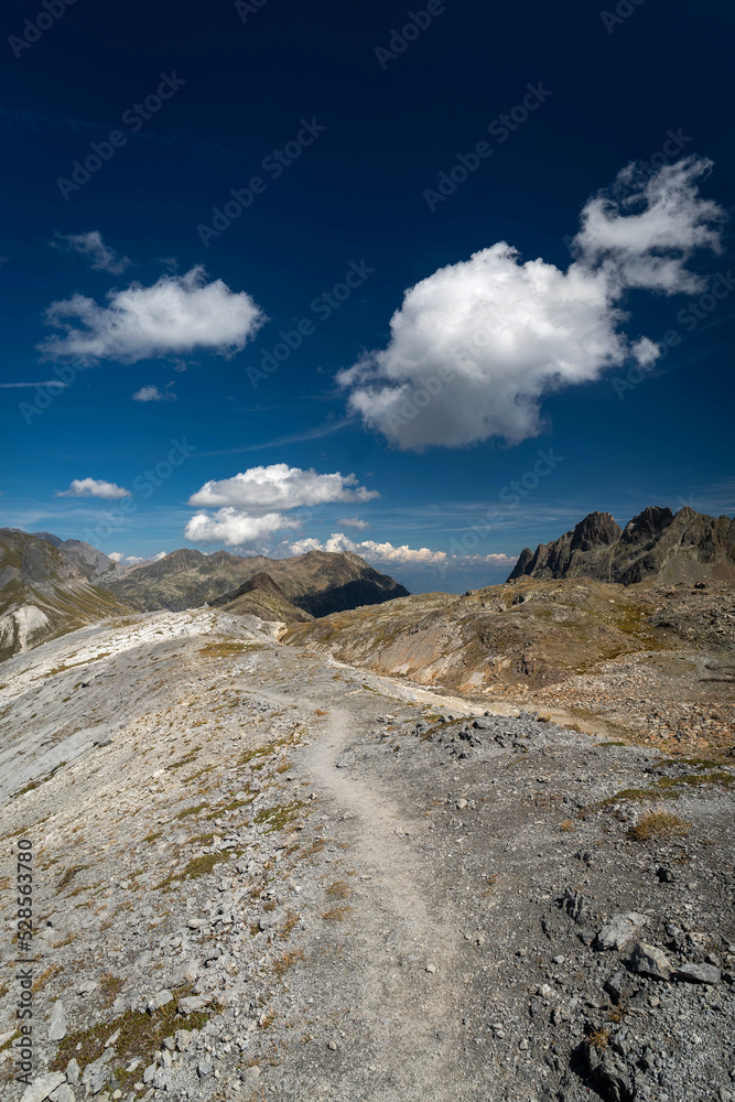Chemin de randonnée avec des nuages dans les Alpes Suisse