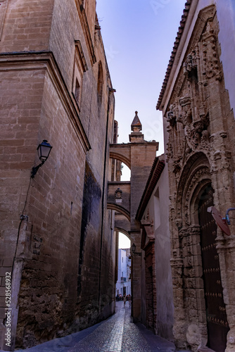 narrow street © Mireia