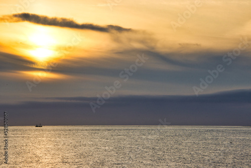 Schiff auf dem Meer im Abendrot