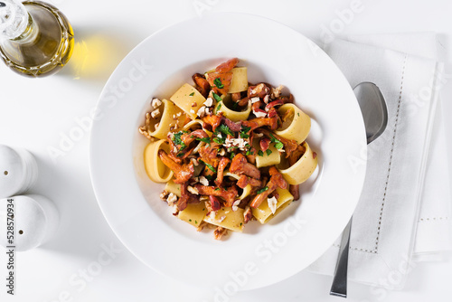 Fotografie pasta with chanterelle mushrooms in a plate on the table