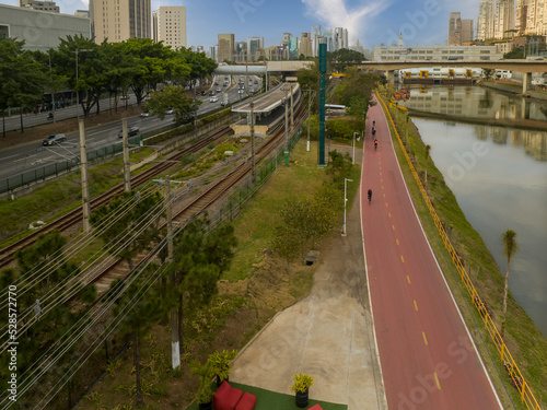 Ciclovia do rio pinheiros em São Paulo pela manhã photo