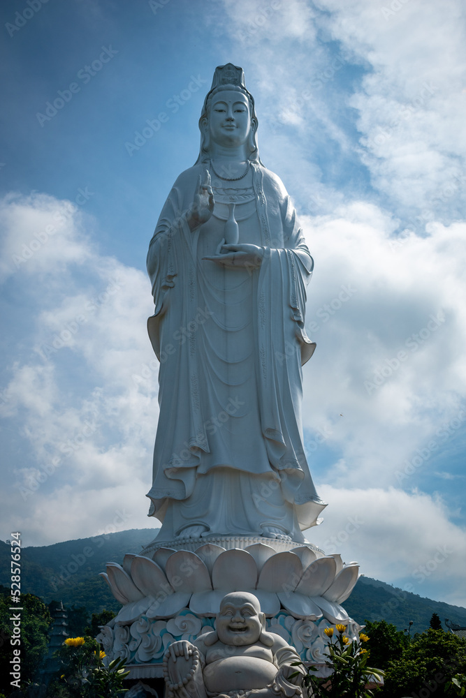 Estatua gigante de Lady Buda en templo Chùa Linh Ứng, en las cercanías de la ciudad de Da Nang, Vietnam