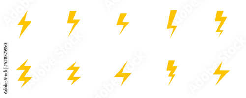 Conjunto de iconos de rayo amarillo. Concepto de electricidad, trueno o relámpago. Ilustración vectorial, estilo silueta amarilla