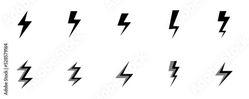 Conjunto de iconos de rayo negro. Concepto de electricidad  trueno o rel  mpago. Ilustraci  n vectorial  estilo silueta negro