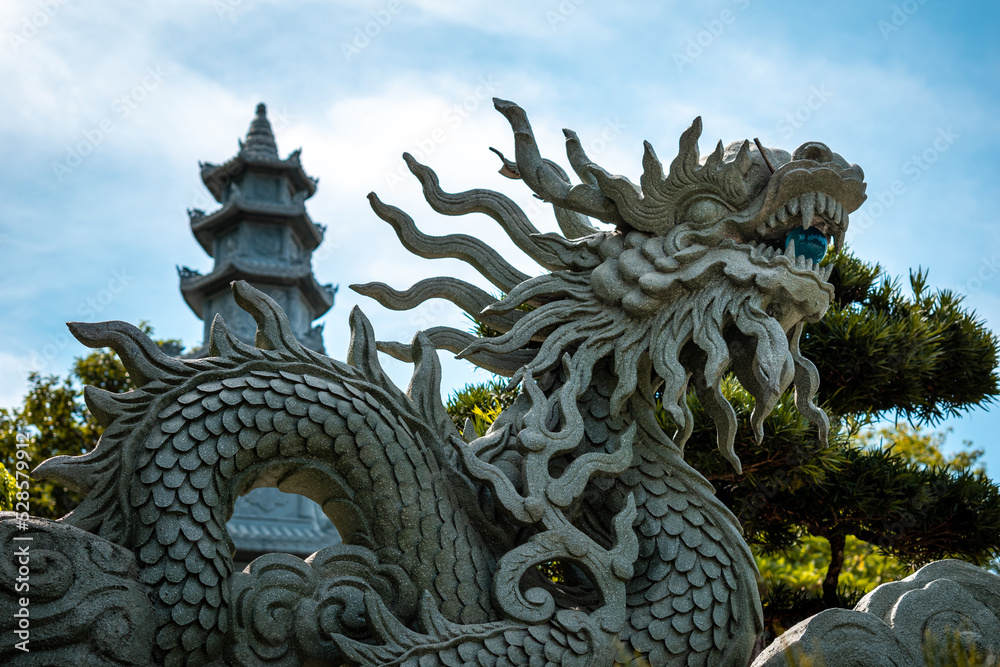 Escultura de un dragón gigante en templo budista de la ciudad de Da Nang, en Vietnam Escultura de un dragón gigante en templo budista de la ciudad de Da Nang, en Vietnam