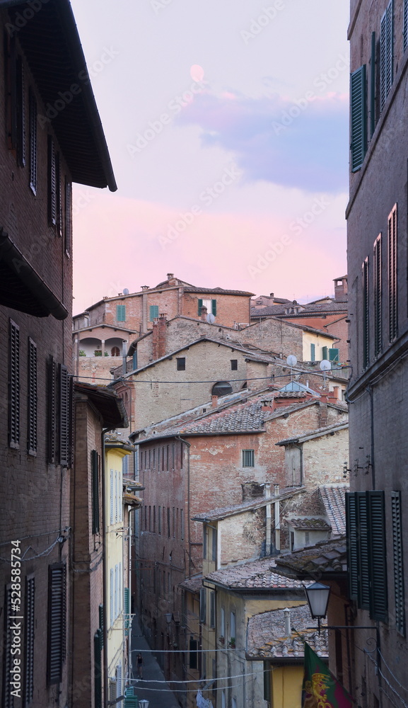 Enge Gasse in der Altstadt von Siena