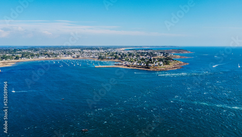 Foto Aerial view of the Pointe de Kerpenhir at the entrance of the Gulf of Morbihan i