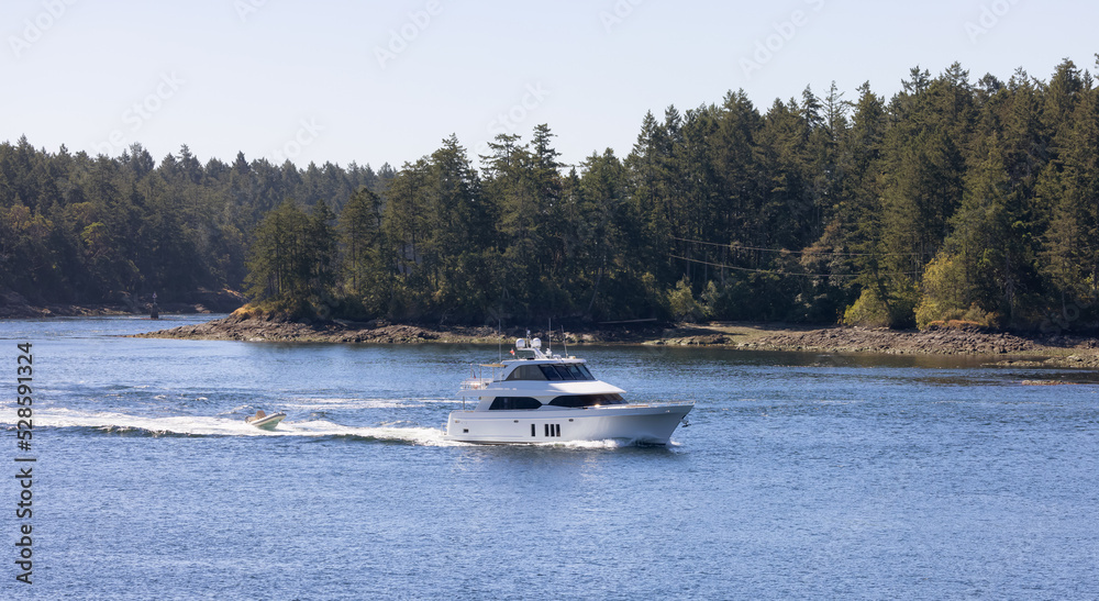 Obraz premium Canadian Landscape by the ocean and mountains. Boat. Summer Season. Gulf Islands near Vancouver Island, British Columbia, Canada. Canadian Landscape.