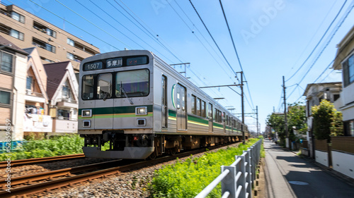 走る通勤電車