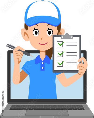 オンラインでチェックする青いキャップを被りポロシャツを着た男性
